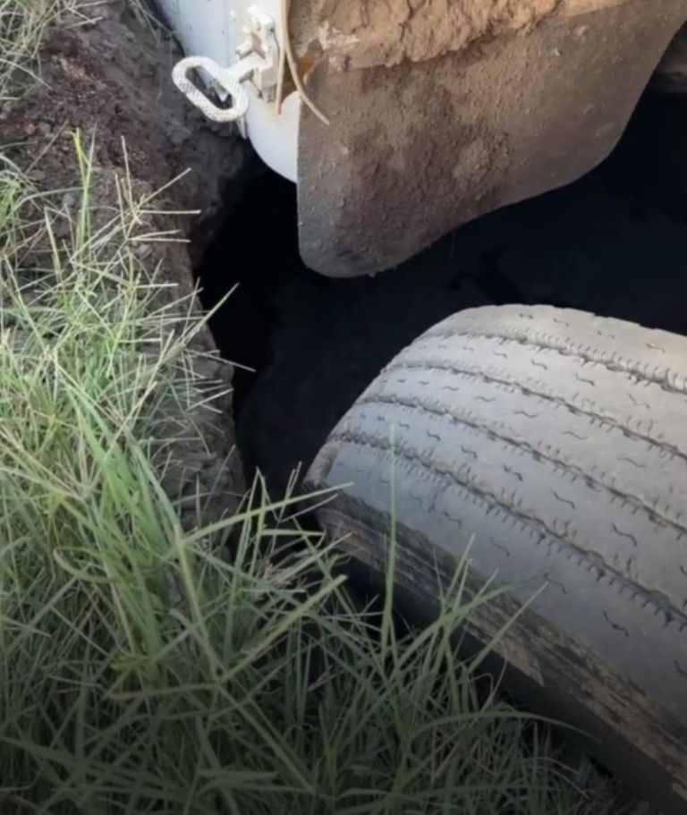 La llanta delantera del autobús quedó dentro del socavón