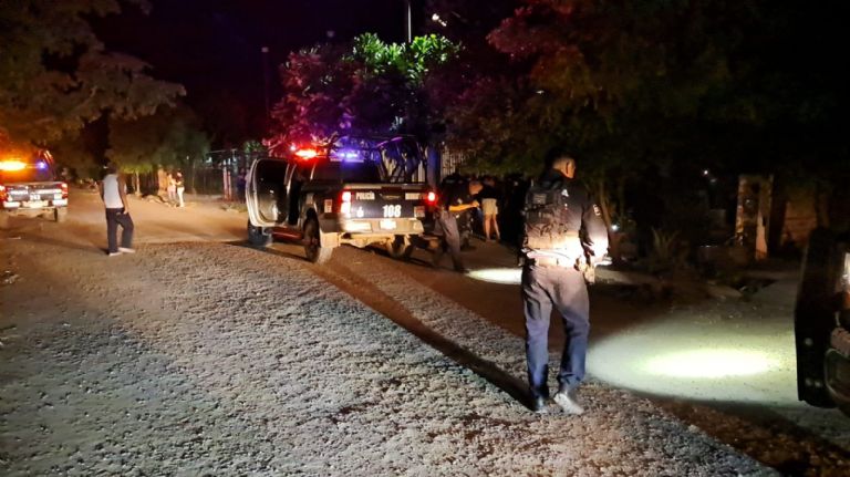 Autoridades revisan el área en busca de casquillos percutidos