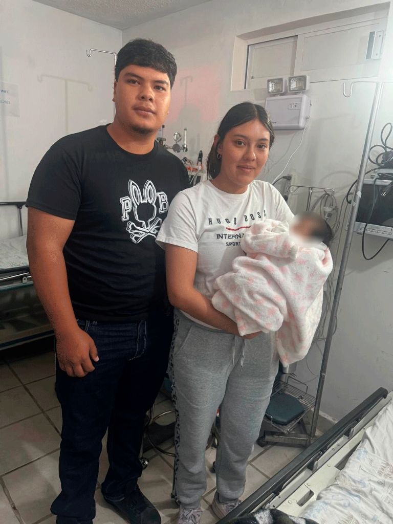 La bebé junto a sus padres (@EVillegasV)