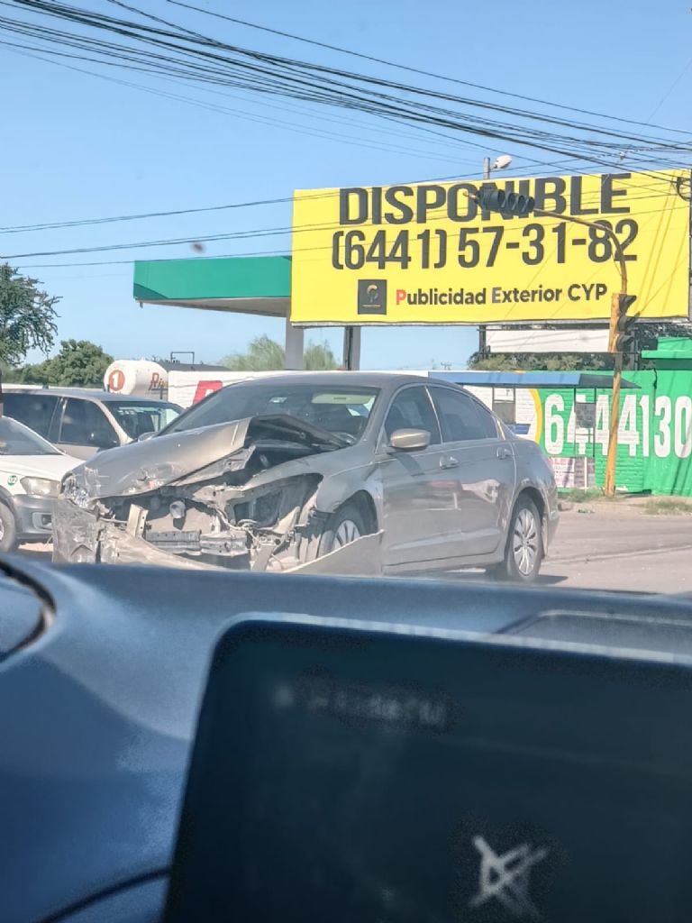 En el percance se vieron involucrados dos vehículos tipo sedán.