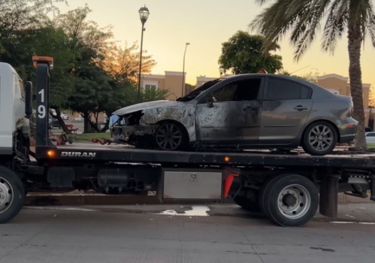 El momento en que el automóvil fue subido a una grúa 