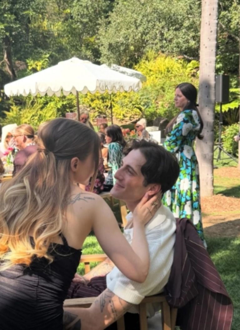 Aseguran que Dove trae un anillo de matrimonio 