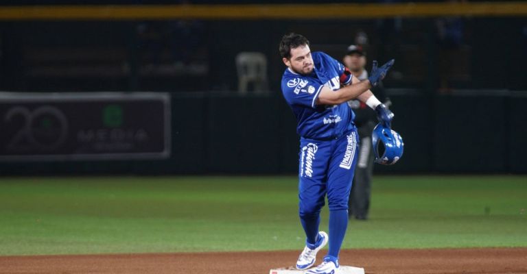 Guzmán festeja su doblete en la quinta entrada