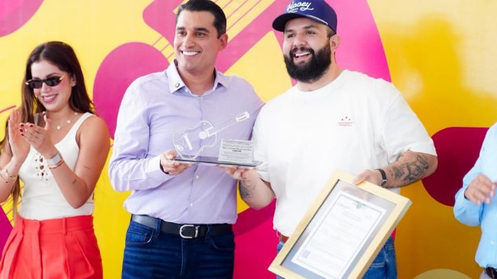 Reconocen a Carín León como exalumno destacado de la secundaria 4 en Hermosillo