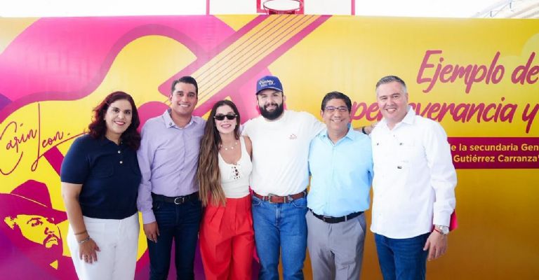 Reconocen a Carín León como exalumno destacado de la secundaria 4 en Hermosillo