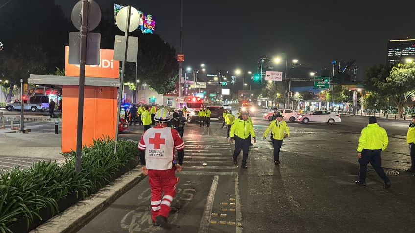 Mujer ignora semáforo ROJO y choca contra PATRULLA en la Roma, CDMX: Accidente deja 3 víctimas