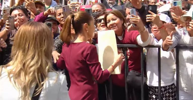 La presidenta saluda a los asistentes a su informe  