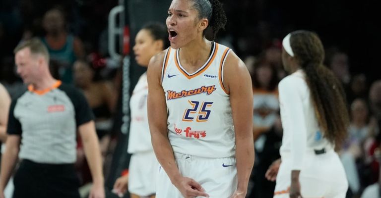Alyssa Thomas trata de alentar a sus compañeras