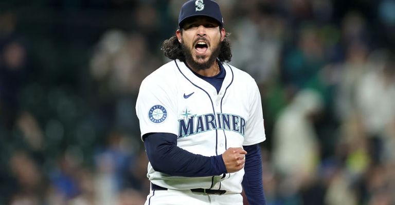 Muñoz festeja su ponche en la novena entrada