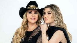 Foto que representa a Alicia Villarreal detiene concierto para pedir un alto a ataques contra Melenie Carmona pese a pleito