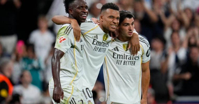 El atacante francés es ayudado después de su lesión 