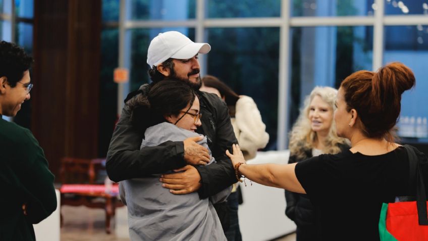Seis mexicanos de la Flotilla Global Sumud arriban al AICM tras detención en Israel