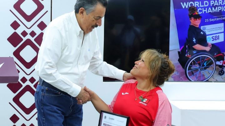 La seis veces mundialista Leticia Ochoa es reconocida por el alcalde de Cajeme