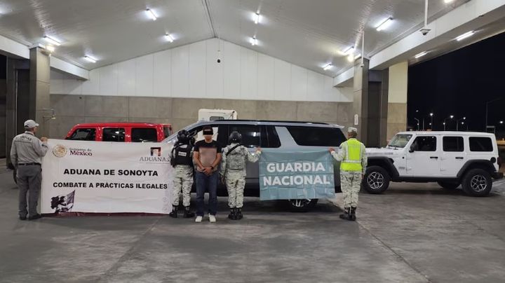 Sorprenden a chofer de tráiler con tres autos de alta gama ocultos en garita de Sonoyta