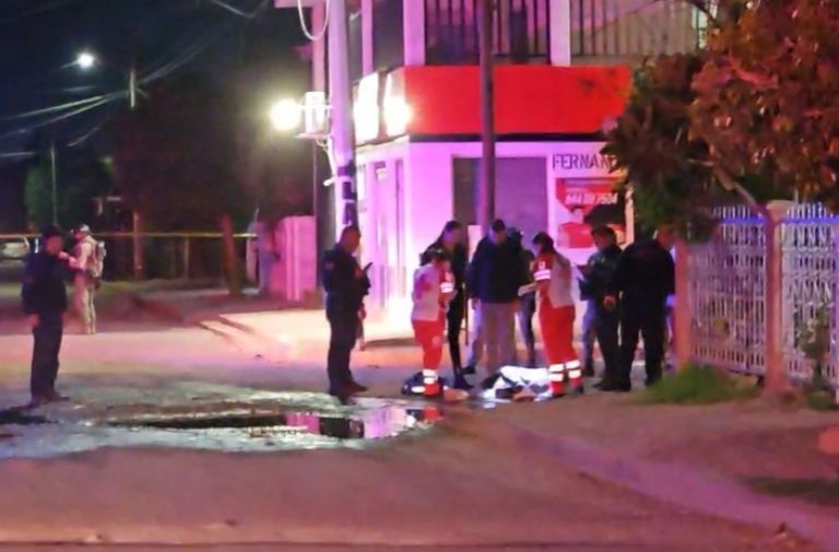 La víctima fue encontrada tendida sobre la vía pública