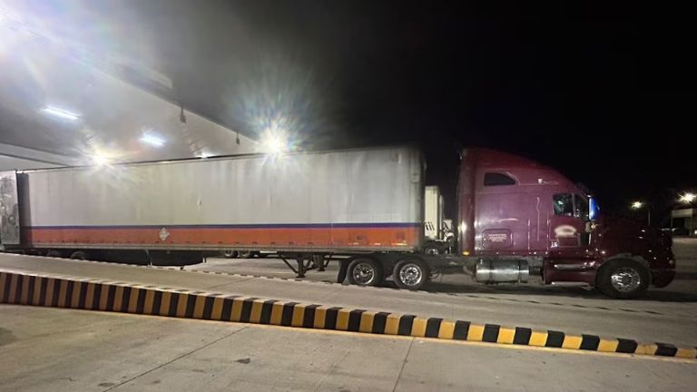 El tráiler que conducía el ahora detenido