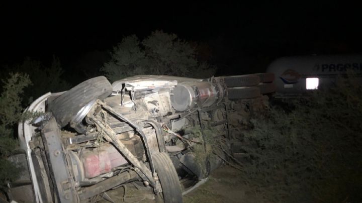 Fuerte CHOQUE entre pipa y auto en la Carretera Ímuris–Cananea moviliza a las autoridades