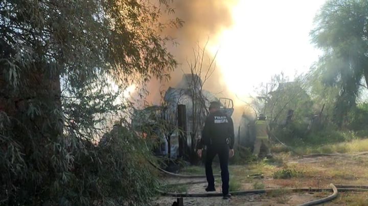 Otro incendio en Hermosillo: Fuego consume una decena de vehículos dentro de deshuesadero