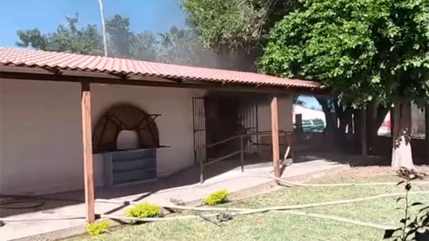 Incendio en bodega del DIF Ures obliga a evacuar a 50 menores; bomberos logran controlarlo