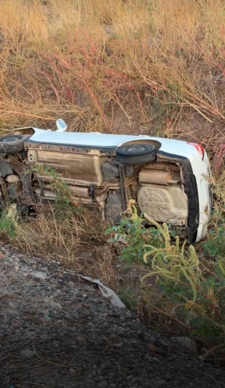 Automóvil se sale del camino y vuelca; joven madre y su bebé resultan heridas