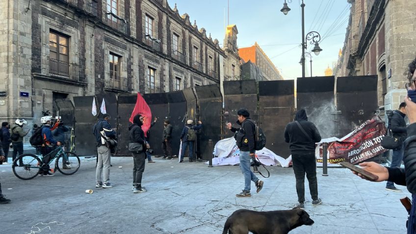 VIDEO: Maestros de la CNTE se enfrentan con policías tras intentar ingresar a Palacio Nacional