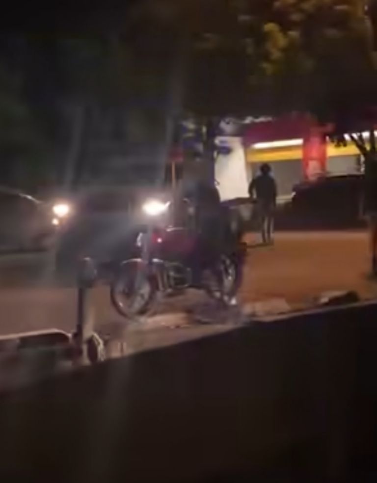 La situación ocasionó que algunas personas se acercaran a la escena 