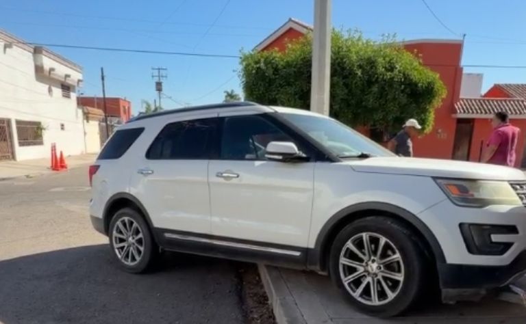 El vehículo quedó arriba de una banqueta 