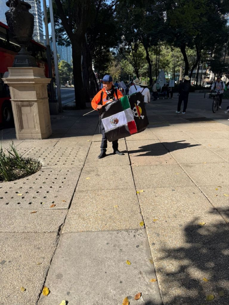 Reportan venta de banderas en el Ángel de la Independencia. Foto: Facebook