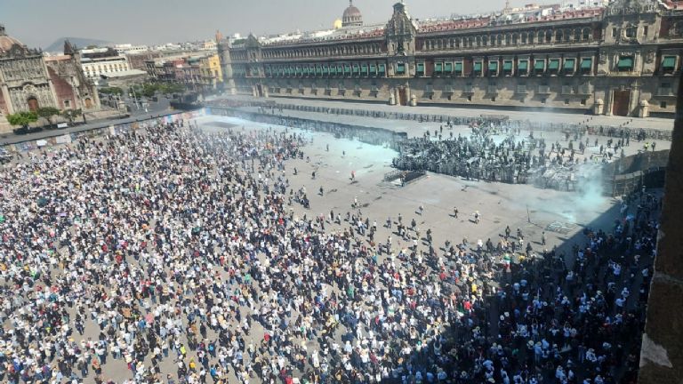 Así luce el Zócalo tras derribar las vallas que protegían Palacio Nacional. Foto: Facebook