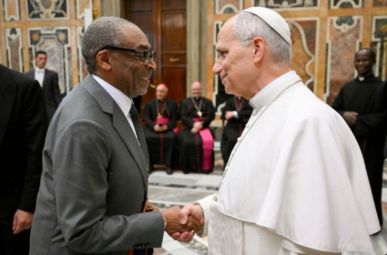 Papa León XIV durante la audiencia (créditos: Vaticano News) 