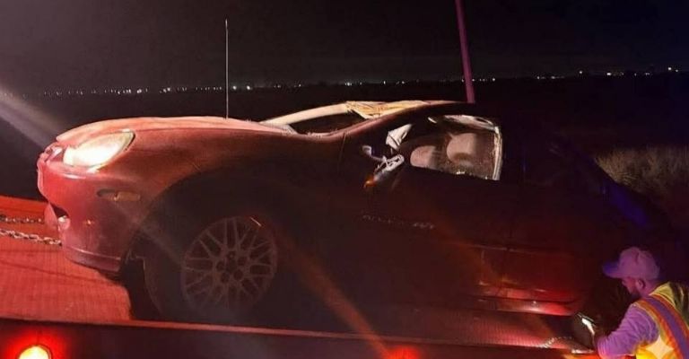 Vehículo cae al dren por esquivar un perro