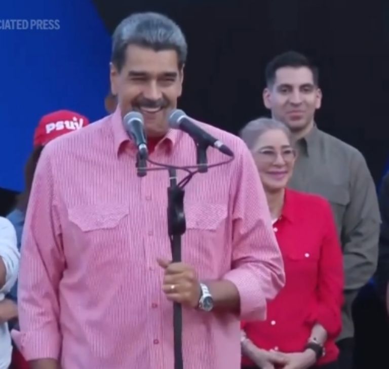 Nicolás Maduro cantando 