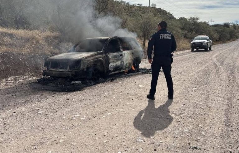 El automóvil fue hallado aún ardiendo en llamas