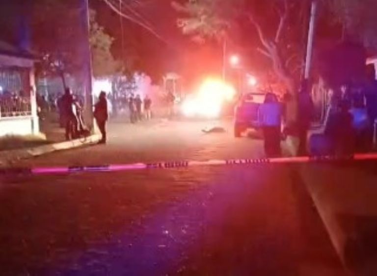 La persona acribillada quedó tendida sobre la calle