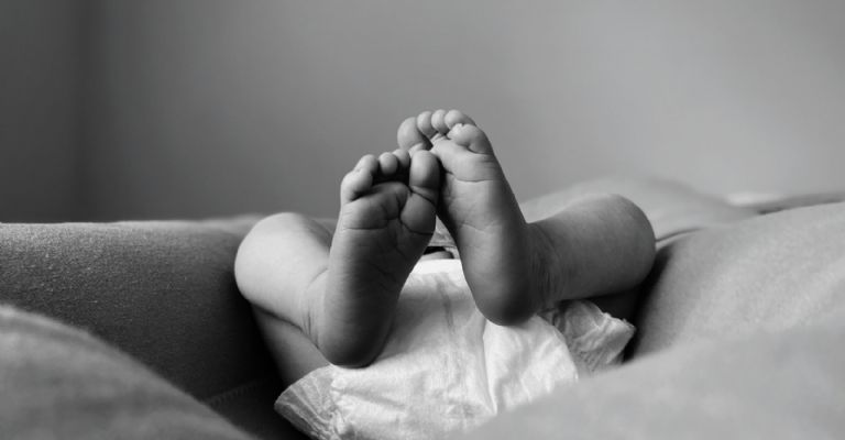 Madre da tremenda golpiza a su bebé de 10 meses en Guaymas: Es vinculada a proceso con su pareja; él grabó los hechos 