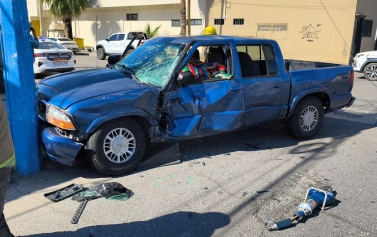 El automóvil se impactó contra un poste tras el choque 