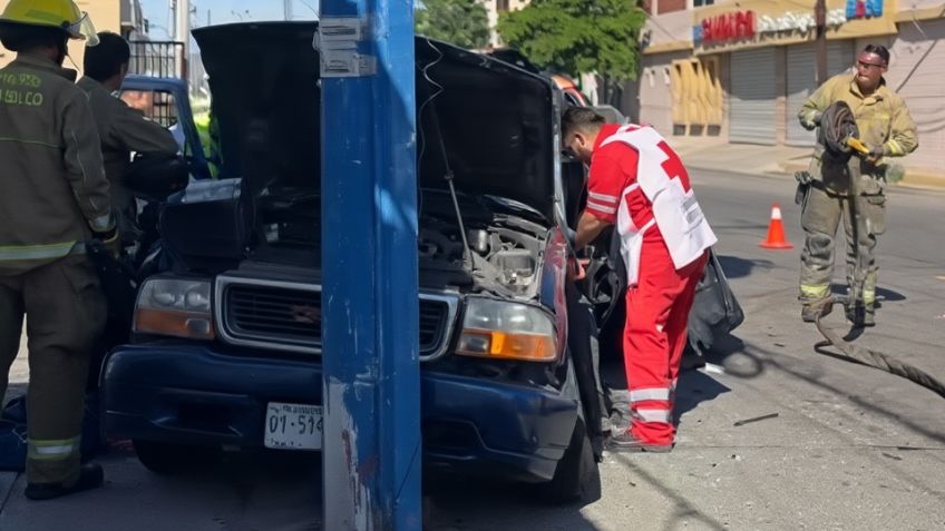 Choque en el Centro de Hermosillo: Bomberos rescatan a conductor atrapado en su vehículo