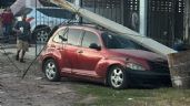 Foto ilustrativa de la nota titulada: Postes de la CFE caen y causan daños a un vehículo y vivienda en Guaymas; le causan crisis nerviosa a mujeres