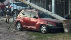 Postes de la CFE caen y causan daños a un vehículo y vivienda en Guaymas; le causan crisis nerviosa a mujeres