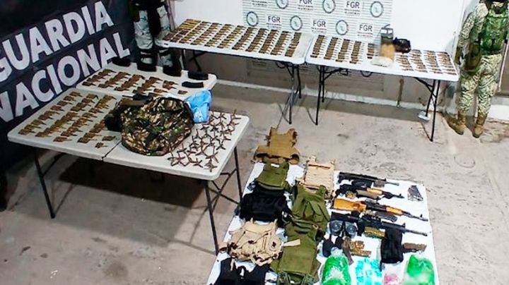 Desmantelan casa usada por banda criminal en Caborca; incautan armamento y equipo táctico