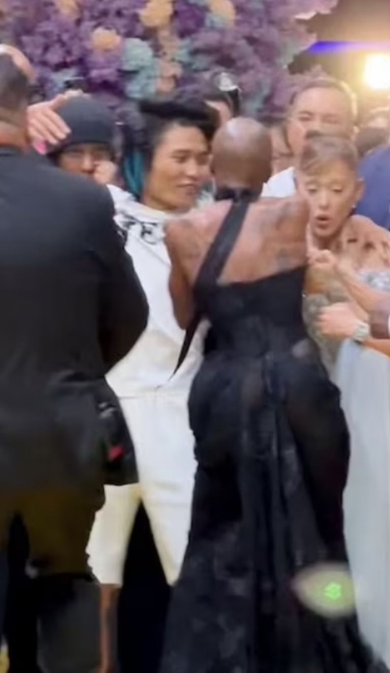 Momento en que el joven saltó hasta Ariana Grande