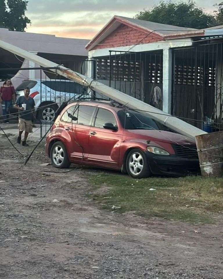 Postes de la CFE caen y causan daños a un vehículo y vivienda en Guaymas; le causan crisis nerviosa a mujeres