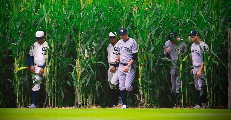 La mítica escena de los jugadores saliendo del maizal