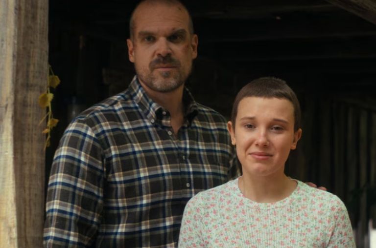 David Harbour y Millie Bobby (Créditos: Netflix)