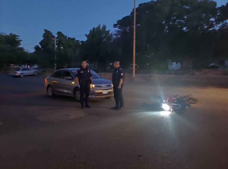 La moto quedó tirada sobre la carpeta asfáltica