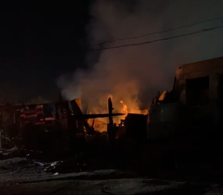 El fuego se extendió por todo el inmueble y el patio