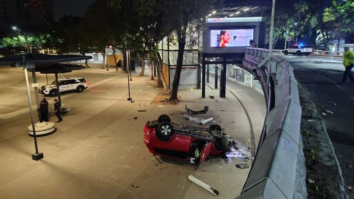 FATAL accidente en Glorieta de los Insurgentes: Camioneta cae a plaza tras romper la barrera