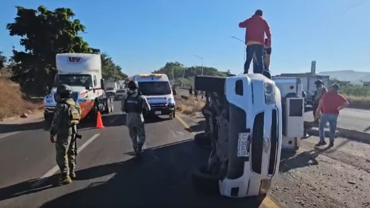 Culiacán: Brutal volcadura en 'La Costerita' deja a un hombre con graves fracturas en las piernas