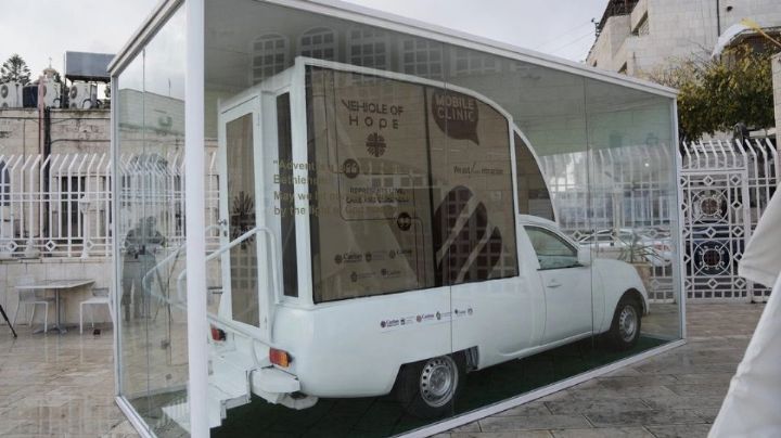 Presentan el papamóvil de Francisco convertido en clínica móvil para niños de Gaza