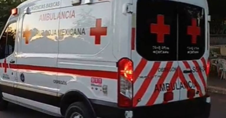 Paramédicos de Cruz Roja Mexicana trasladaron a la víctima a un centro médico.